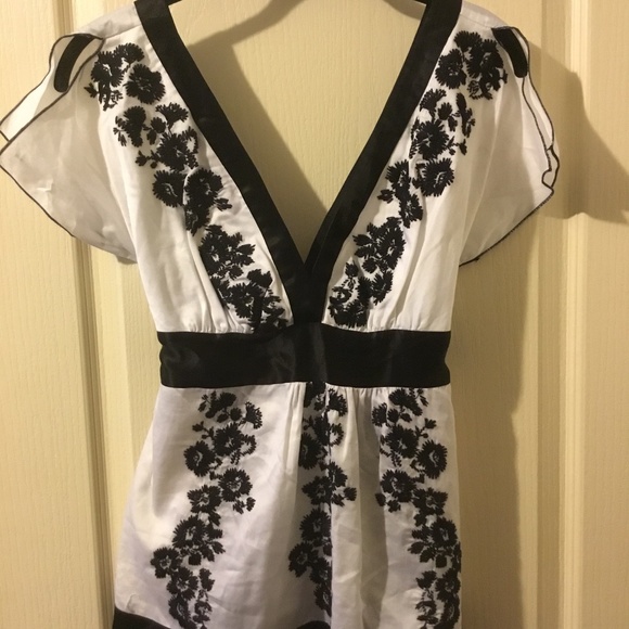 NWT! Bebe embroidered blouse sz small - Picture 1 of 3